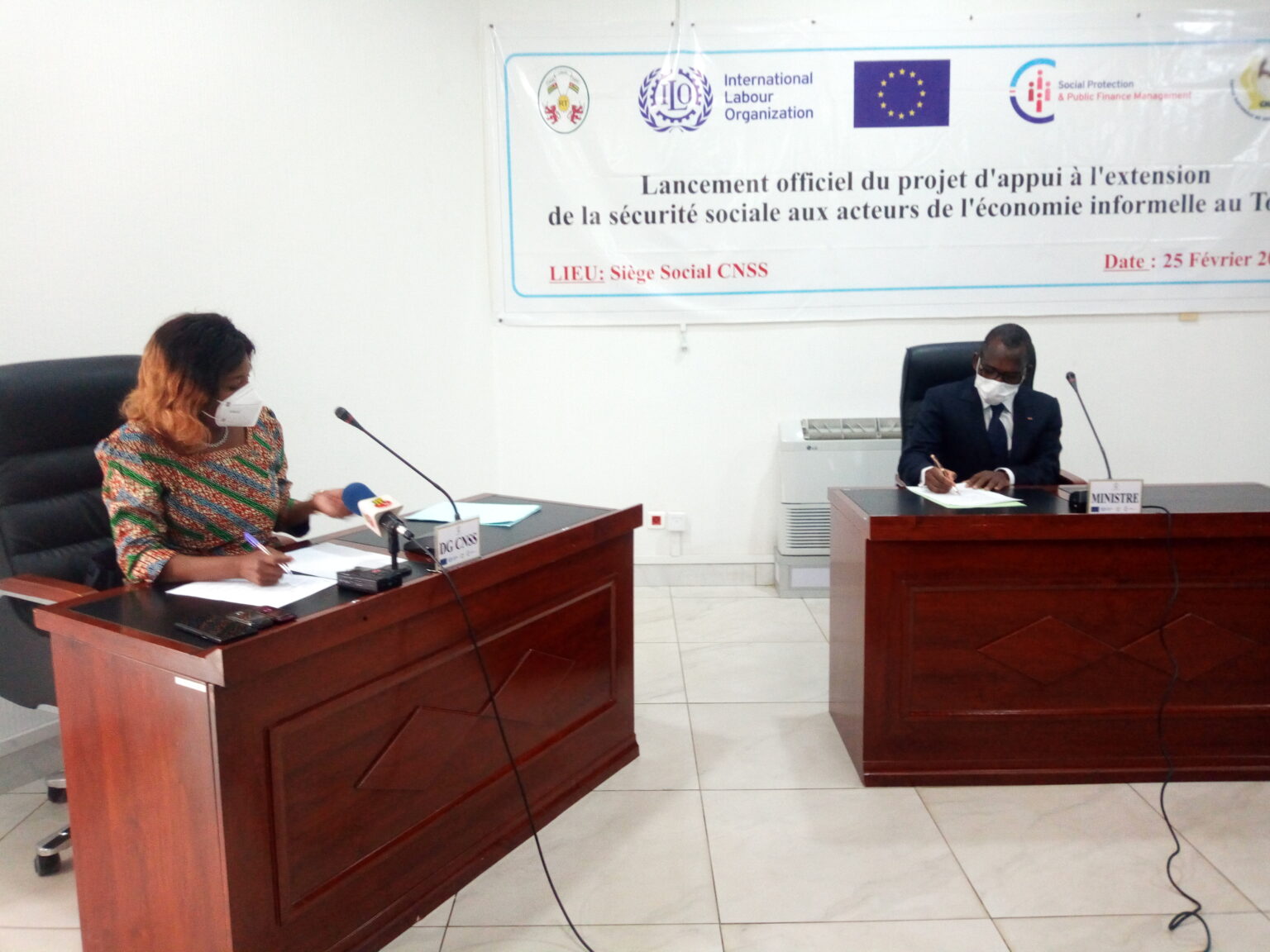 Le ministre Gilbert Bawara et la directrice de la CNSS, Ingrid Awade lors de la cérémonie de lancement