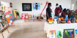 Robert Art expose et vend ses œuvres pour aider les enfants démunis