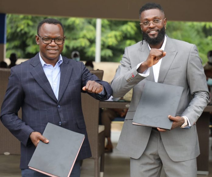 Philippe Tchodie, commissaire général de l’OTR et Sheyi Adebayor lors de la signature