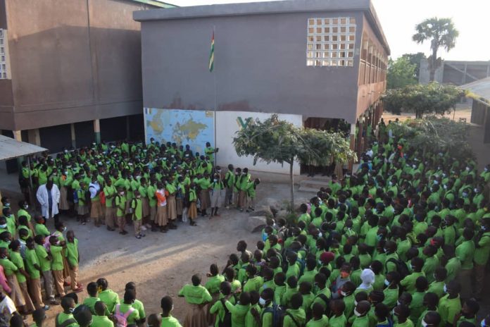 Des élèves dans la cour d'une école