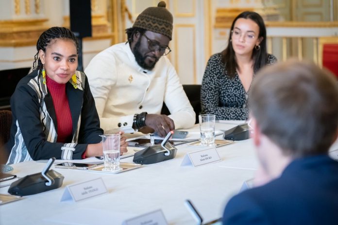 Emmanuel Macron échange avec des jeunes africains