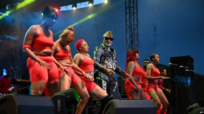 Koffi Olomide et ses danseurs