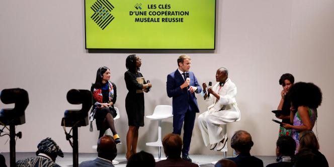 Le président Macron dialogue avec la conservatrice de musée camerounaise Koyo Kouoh - AFP