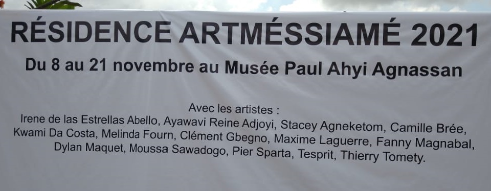 Affiches présentant les artistes résidants