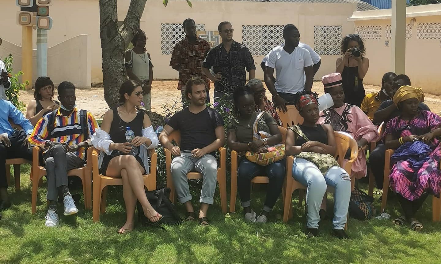Artistes et étudiants à l'ouverture d'ArtMéssiamé 2021