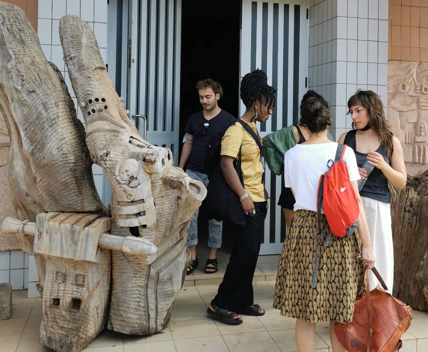 Arrivée de quelques participants au musée Paul Ahyi