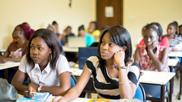 Jeunes filles et femmes Jeunes filles et femmes