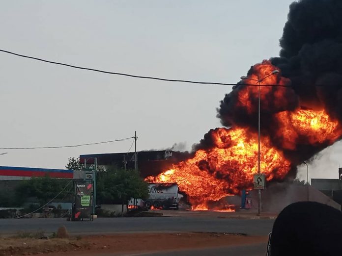 Station d'essence en feu à Dapaong au Togo