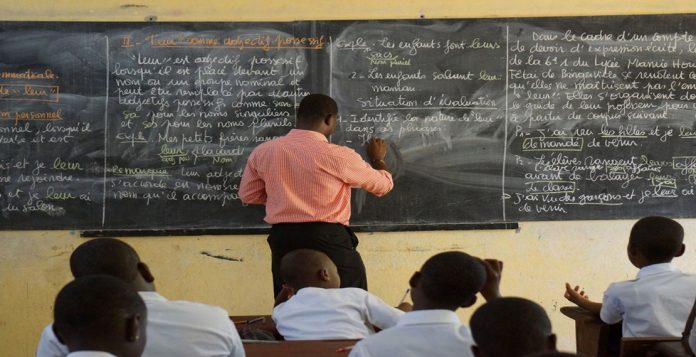 enseignant au tableau