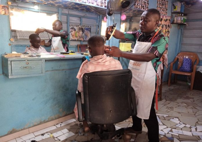 Lama Koffi, le coiffeur son atelier Lama Koffi, le coiffeur son atelier