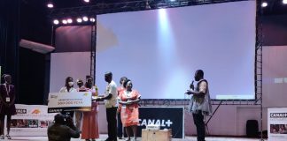 Remise de prix à Elisabeth Lémou