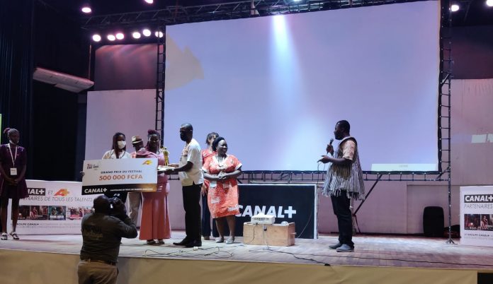 Remise de prix à Elisabeth Lémou