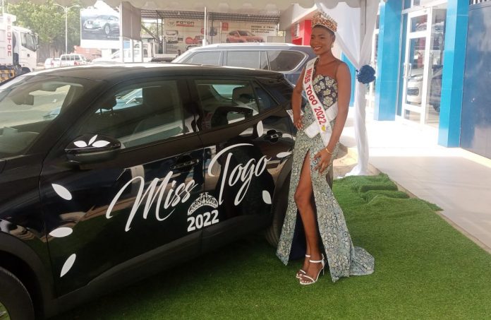 La Miss Togo 2022 Estelle Adja Tossou a réceptionné sa voiture