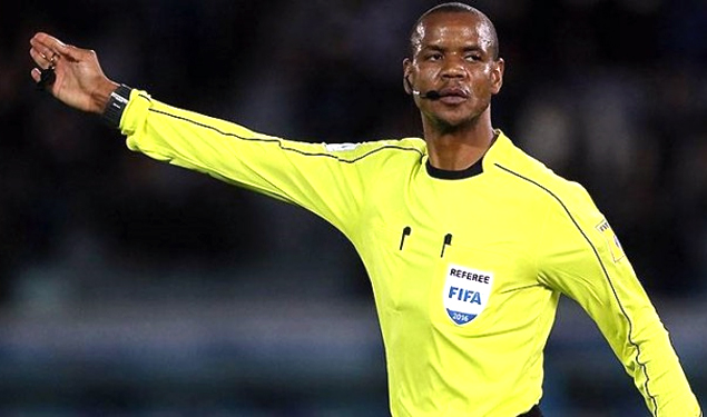 L'arbitre zambien Janny Sikazwe L'arbitre zambien Janny Sikazwe