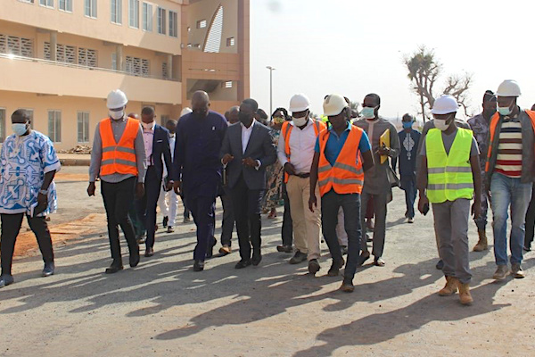 Le ministre togolais du Commerce, Kodjo Adedze et une délégation visite le chantier du nouveau marché de Kara au Togo Le ministre togolais du Commerce, Kodjo Adedze et une délégation visite le chantier du nouveau marché de Kara au Togo