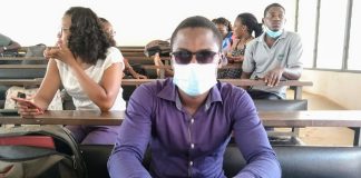 un non-voyant dans une salle de cours à l'Université de Lomé
