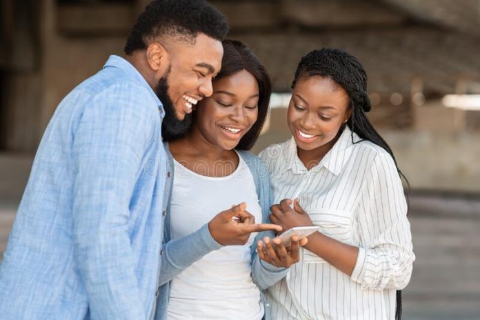 Des jeunes consultent leur téléphone