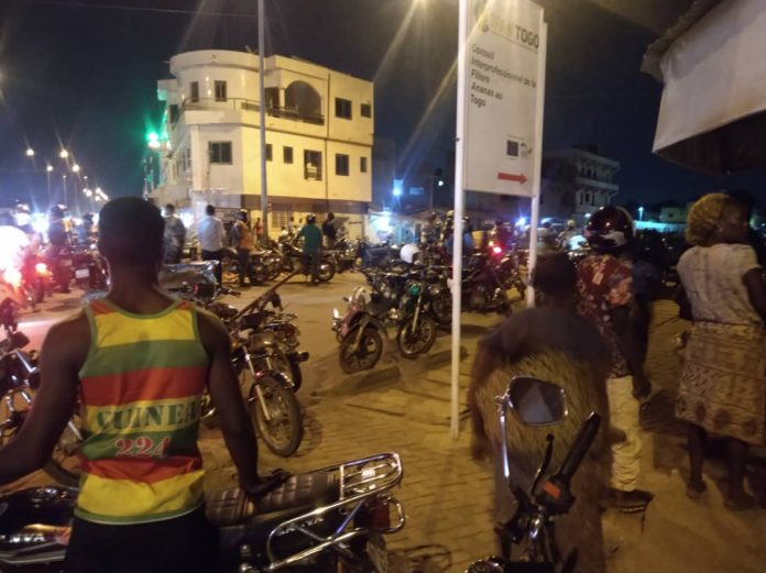 Rassemblement nocturne à Léo 2000 (Lomé) suite au décès d'un jeune homme, 10 - 03 - 2022.