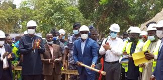 Pioche à la main, le ministre des Enseignements primaire et secondaire, Dodzi Kokoroko donne le coup d'envoi du PAREC II