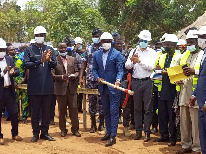 Togo lancement de la construction de 384 classes de collège Pioche à la main, le ministre des Enseignements primaire et secondaire, Dodzi Kokoroko donne le coup d'envoi du PAREC II