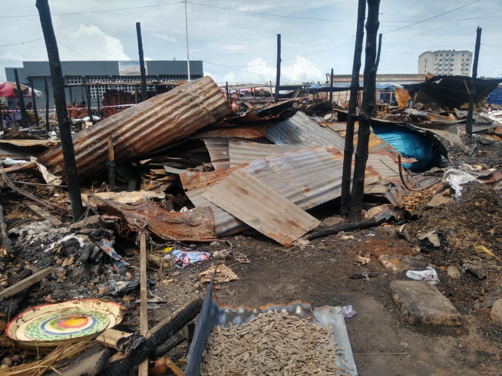 Débris de l’incendie survenu au marché de Hanoukopé à Lomé