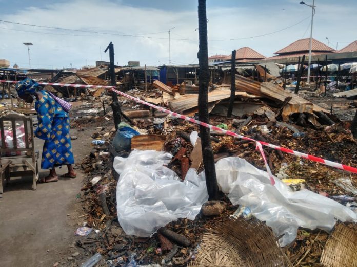 Espace ravagé par un incendie (10 avril 2022) au marché de Hanoukopé à Lomé / Elisée Rassan / 15 avril 2022