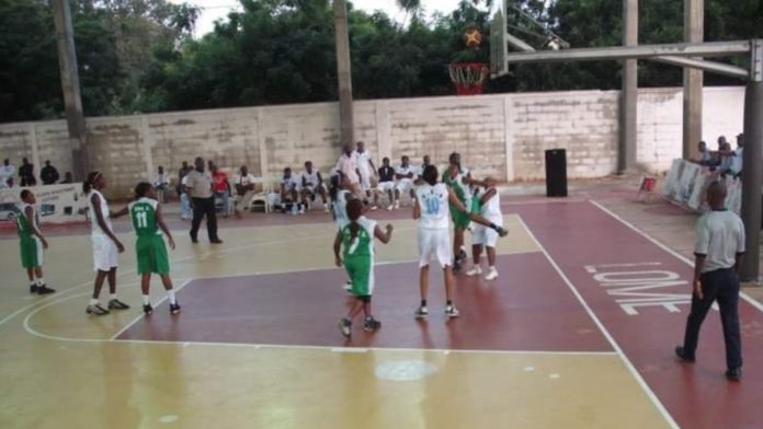 Basketball au Togo faire rebondir plus haut la balle orange