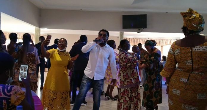 L'artiste togolais Toto Patrik à la première édition d'Adzino Vava. 30 mai 2021 à l'Université de Lomé L'artiste togolais Toto Patrik à la première édition d'Adzino Vava. 30 mai 2021 à l'Université de Lomé