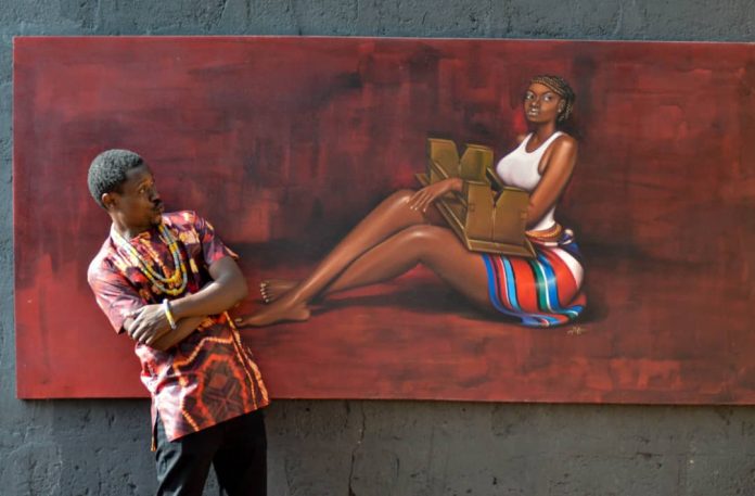 L'artiste plasticien togolais Mawuko Abosseh devant l'une de ses œuvres Mawuko Abosseh devant l'une de ses œuvres