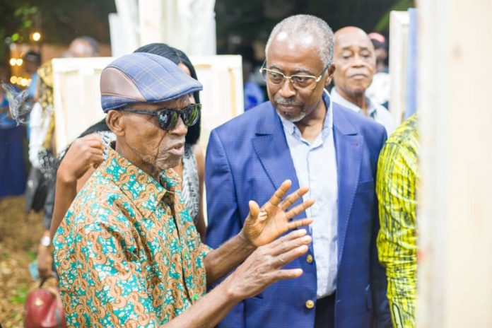 [Et la suite...] L'artiste plasticien togolais, Joseph Amedokpo (lunettes noires) échange avec Guy Madjé Lorenzo, ex ministre togolais de la Communication et de la Culture