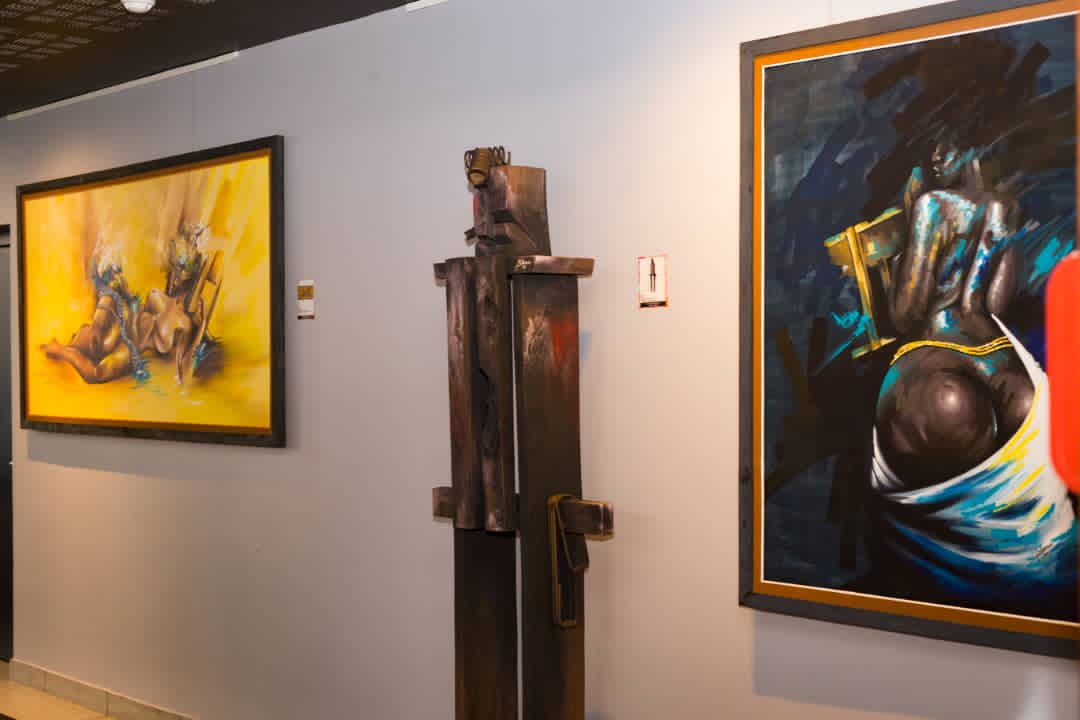 Au milieu des deux toiles, une sculpture de Mawuko Abosseh