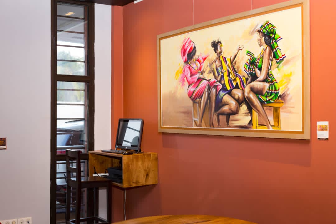 Au mur, ‘'Trois femmes’' de Mawuko Abosseh