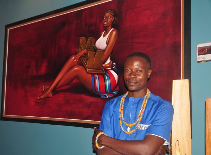 Derrière l'artiste plasticien togolais Mawuko Abosseh, une de ses œuvres. Onomo Hotel, juillet 2022. Derrière l'artiste plasticien togolais Mawuko Abosseh, une de ses œuvres. Onomo Hotel, juillet 2022.