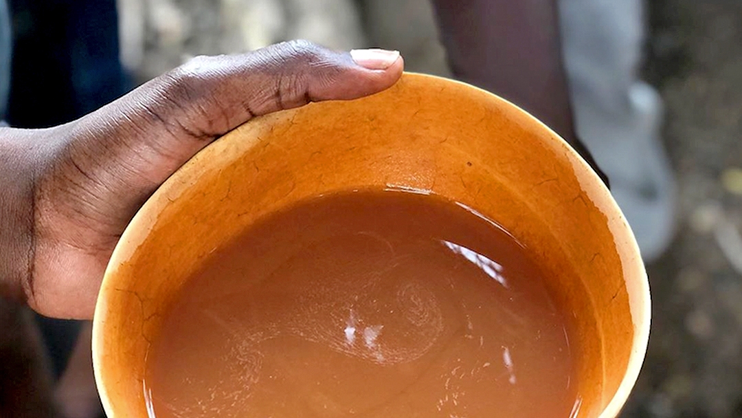De la bière locale, Tchoukoutou dans une calebasse