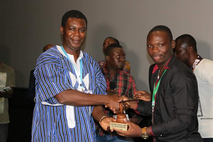 Le réalisateur togolais Gilbert Bararmna Boukpessi réceptionne un prix