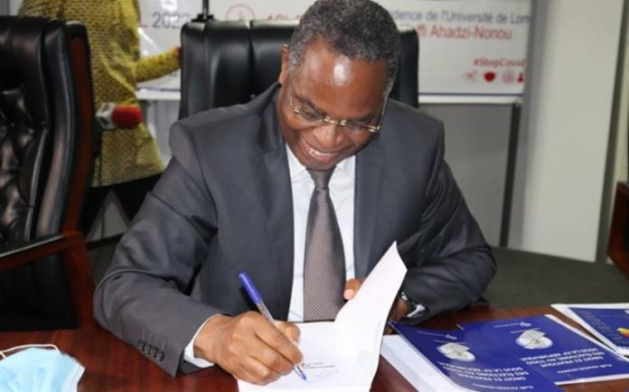 Koffi Ahadzi-Nonou, professeur titulaire de droit public et de science politique Koffi Ahadzi-Nonou, professeur titulaire de droit public et de science politique