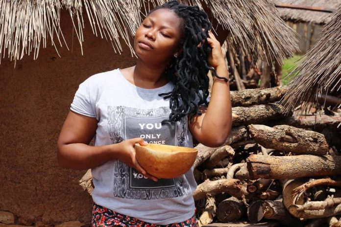 Le calebasse à la main est souvent utilisé pour la consomation du Tchoukoutou. @ selomcrys.com Le calebasse à la main est souvent utilisé pour la consomation du Tchoukoutou. @ selomcrys.com