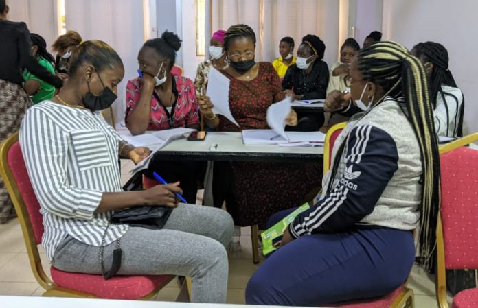 Echange entre des jeunes filles présentes à la formation de l'ARF. Lomé, 26/08/2022. @ Le clik