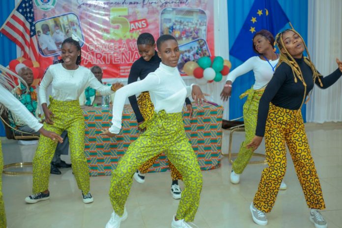 Le groupes de danse Les Elites. Lomé, le 24 septembre 2022.