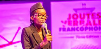 Mygiab, slameuse togolaise en prestation aux Joutes verbales francophones à Lomé
