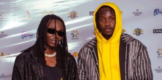 Les artistes chanteurs togolais Black-T Igwe (à gauche) et Ghettovi