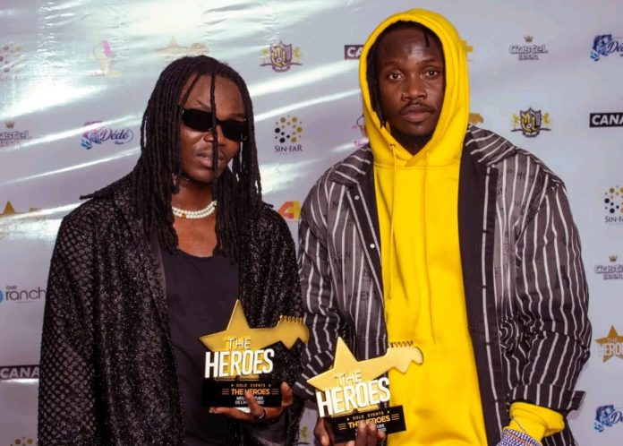 Les artistes chanteurs togolais Black-T Igwe (à gauche) et Ghettovi