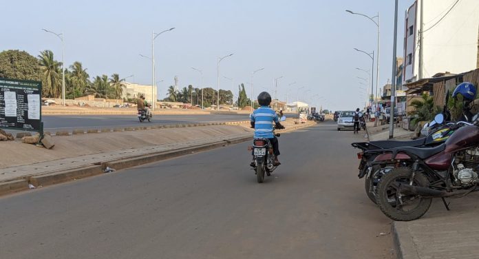 Un après-midi en face de l'hôtel Nord - Sud sur la route Lomé Kpalimé