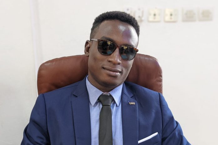 Roland Sossou, non-voyant, après sa soutenance de mémoire, décembre 2022. Elisée Rassan / Le clik