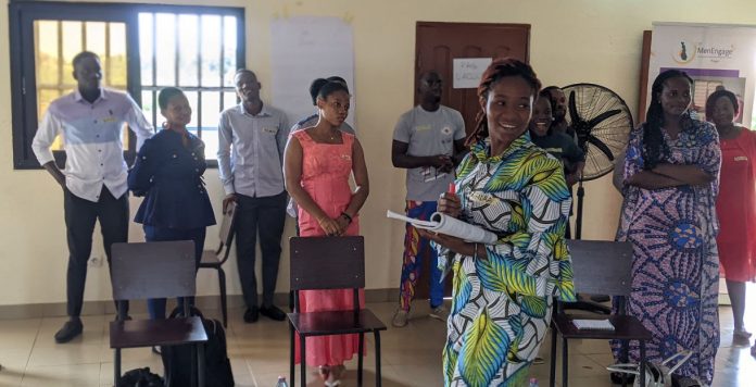 Sandra Koumébio, vice présidente de Mengage Togo forme les jeunes du réseau à Lomé, 27 mars 2023. Sandra Koumébio, vice présidente de Mengage Togo forme les jeunes du réseau à Lomé, 27 mars 2023.