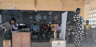 Recensement électoral : à Lomé, plusieurs citoyens sans cartes Très tôt, dans un centre de recensement. Lomé, le 08 mai. @Le clik / Elisée Rassan.