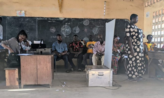 Très tôt, dans un centre de recensement. Lomé, le 08 mai. @Le clik / Elisée Rassan.