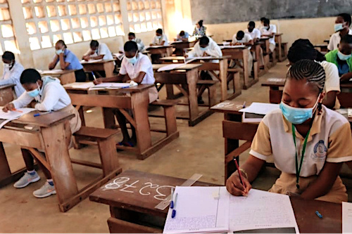Des candidats en salles d'examen Des candidats en salles d'examen