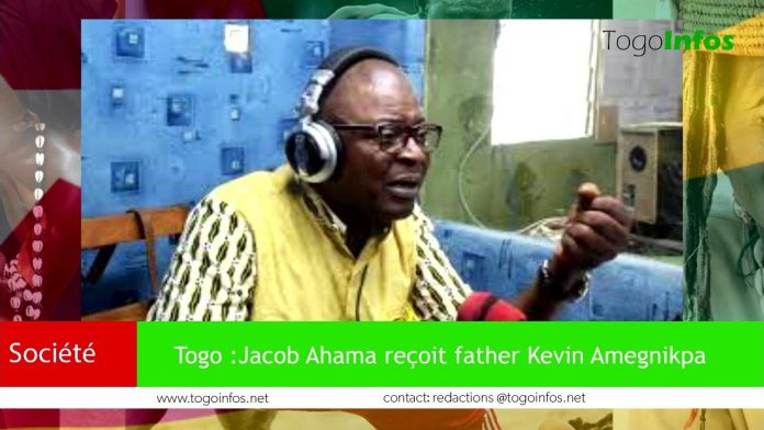 Jacob Ahama est reconnu pour ses émissions en langue Ewé diffusées sur la radio privée Victoire FM