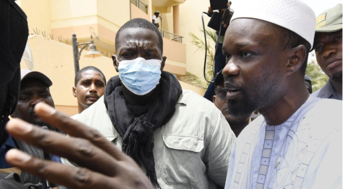 L'opposant sénégalais Ousmane Sonko à Dakar devant son domicile, le 17 juin 2022. © SEYLLOU/AFP